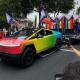 LGBTQ parādē Losandželosā piedalījās varavīksnes Tesla kiberautomobilis - kā tev tas, Ilons Masks?