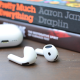 Pirmās Apple AirPods 4 atsauksmes: USB-C, "dažkārt noderīgs" ANC un īsāks akumulatora darbības laiks