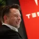 Tesla maksā darbiniekiem mazāk nekā konkurenti, bet piedāvā akciju dotācijas un meklē "fanātiķus" - Business Insider