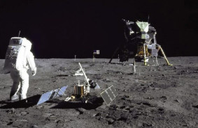 1969. gada datorspēlei Lunar Lander ar teksta izvades funkciju ir izstrādāts pensijā aizgājuša programmētāja ielāps.