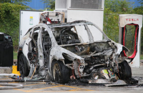 ASV degvielas uzpildes stacijā līdz pamatiem nodega Tesla automašīna - kāpēc šādus ugunsgrēkus ir grūti nodzēst