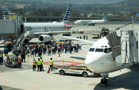 ASV lidmašīna evakuēta klēpjdatora ugunsgrēka dēļ - ir ievainoti cilvēki