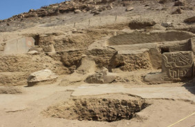 Arheoloģiskā sensācija Peru: zem smiltīm atrasts senais templis ar cilvēku mirstīgajām atliekām