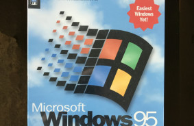 Bijušais Microsoft viceprezidents parādīja pirmo Windows 95 kopiju.