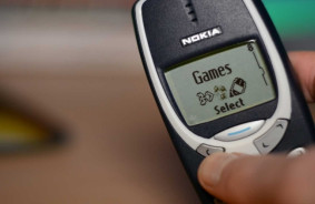 Britu koledža aizliedz skolēniem lietot viedtālruņus un izsniedz Nokia pogveida tālruņus
