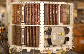 D-17b dators no 1962. gada ballistiskās raķetes "Minuteman 1" bija pirmais lidojošais dators.