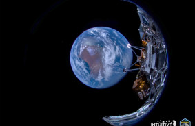 Intuitive Machines Mēness zemeslodes aparāts ir nosūtījis mājās pirmos attēlus no kosmosa.