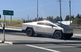 Kāds ventilators iekāpa Tesla kiberautobusā, lai pierādītu tā izturību - sasita priekšējo stiklu un izlikās, ka viss ir kārtībā.