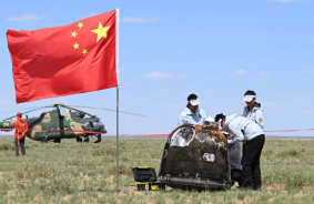 Ķīnas kosmiskais aparāts Chang'e-6 nogādājis uz Zemes pirmos augsnes paraugus no Mēness aizmugures.