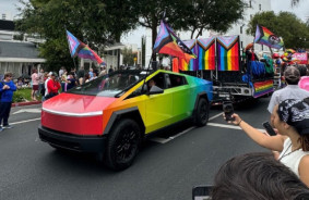 LGBTQ parādē Losandželosā piedalījās varavīksnes Tesla kiberautomobilis - kā tev tas, Ilons Masks?