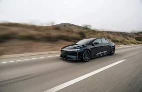 Lucid Air Sapphire ar kompozītmateriālu bruņām - pasaulē ātrākais bruņotais elektromobilis, kas līdz simtam paātrinās mazāk nekā 2 sekundēs.