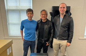 NVIDIA vadītājs strādā par kurjeru - Jensens Hjūangs piegādā pirmo DGX H200 AI paātrinātāju OpenAI pārstāvim Semam Altmanam.