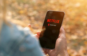 Netflix lietotne vairs neatbalstīs iOS 16 - lai to skatītos, tev būs nepieciešams iPhone XS vai jaunāki modeļi.