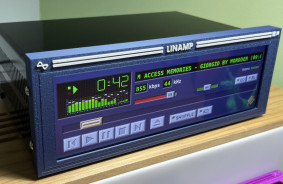 No programmatūras uz cieto: Winamp interfeisa atskaņotājs atskaņo mūziku un tiek vadīts no skārienekrāna.