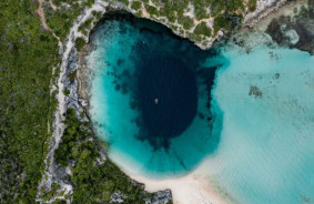 "Portāls uz elli ir atvērts". OceanGate dibinātājs vadīs ekspedīciju uz neizpētīto "zilo caurumu" Bahamu salās