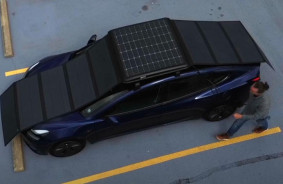 Solārais elektromobiļu lādētājs - pārnēsājams saules bateriju lādētājs, kas nodrošina līdz pat 50 kilometru nobraukumu dienā.