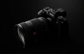 Sony Alpha 1 II: jauna flagmaņa bezspoguļa kamera ar uzlabotu autofokusu, stabilizāciju un ekrānu, kuras cena ir 6500 ASV dolāru.