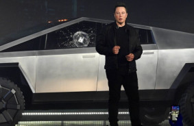 Tesla Cybertruck "īpaši izturīgais" stikls saplaisājis... noslaucot to ar mikrošķiedras drānu