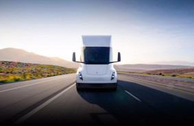 Tesla Semi akumulators aizdegas avārijā - automaģistrāle slēgta 16 stundas