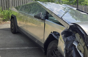 Tesla kiberauto ar 4 stundu braukšanas stāžu "noskūpstīja" kaimiņa mājas sienu - īpašnieks apgalvo, ka nedarbojas akselerators un stūres mehānisms