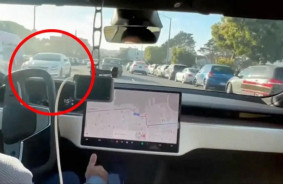 Tesla pēkšņi ieskrēja pretējā joslā, kad autovadītājs videoklipā slavē autonomo braukšanu