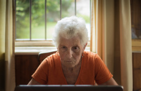Vecāka gadagājuma sievietes ir galvenās "viltus izplatītājas" sociālajā tīklā Twitter. Viņas veido vairāk nekā 80 % no tvītiem ar dezinformāciju.