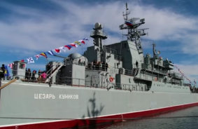 Video: "Magura" akvadroni nogremdē lielo Krievijas jūras spēku desantkuģi "Cēzars Kuņikovs"