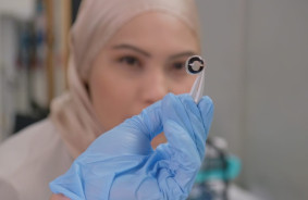 Zinātnieki ir izstrādājuši īpaši plānu bateriju viedajām kontaktlēcām, ko var uzlādēt ar asarām.