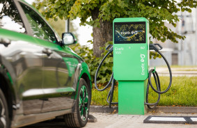 Enefit samazinās uzlādes cenas publiskajā elektroauto uzlādes tīklā