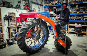 Kāds meistars no veca traktora detaļām ir samontējis unikālu Penny-farthing monstruālo motociklu