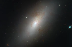 Teleskops "Hubble" iemūžina unikālu galaktiku NGC 4694: spirāles un elipses formas kombinācija