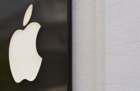 Apple zaudē 113 miljardus ASV dolāru ES un ASV regulatoru "uzbrukumu" dēļ