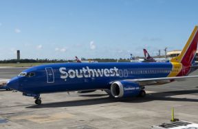 Boeing atkal ir nepatikšanas - lidmašīnai 737 pacelšanās laikā Denveras lidostā pazuda dzinēja pārsegs.