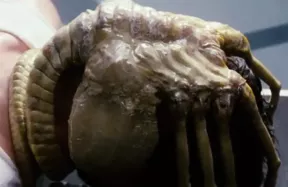 Filmas "Svešinieks: Romuls" režisors parādīja facehugger modeli - citplanētietis skrien pa grīdu.