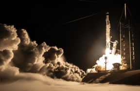 Mazāk nekā 24 stundu laikā SpaceX palaida trīs raķetes Falcon 9, divas no tām rekordīsā 1 stundas un 51 minūtes laikā.