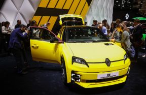 R5 E-Tech ir Renault jaunais 25 000 eiro vērtais elektromobilis ar pītu bagetes grozu. Tas ir klasiskā modeļa pārtaisnojums.