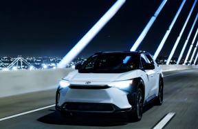 Toyota apgalvo, ka turpinās pirkt kredītus, lai "netērētu" naudu elektromobiļu iegādei.