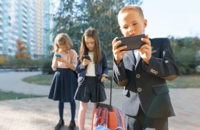 iPhone var pagaidīt. Lielbritānijas ministri ierosina aizliegt pārdot viedtālruņus bērniem līdz 16 gadu vecumam