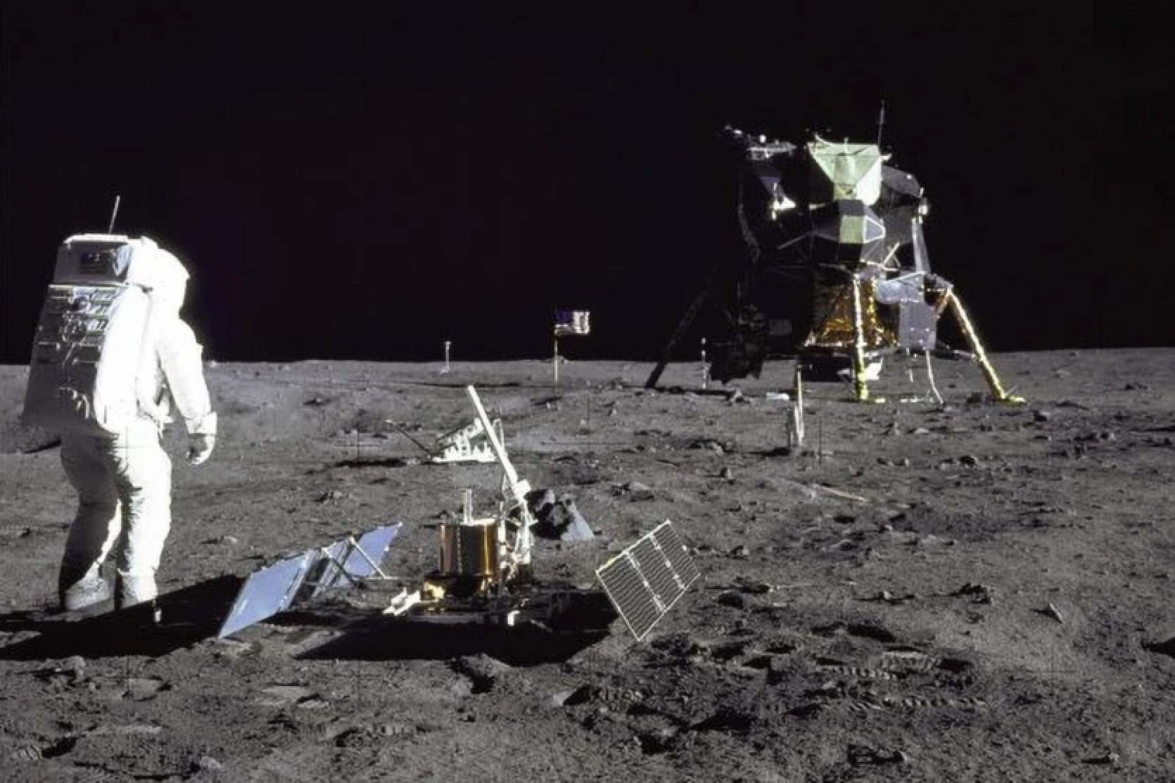 1969. gada datorspēlei Lunar Lander ar teksta izvades funkciju ir izstrādāts pensijā aizgājuša programmētāja ielāps.