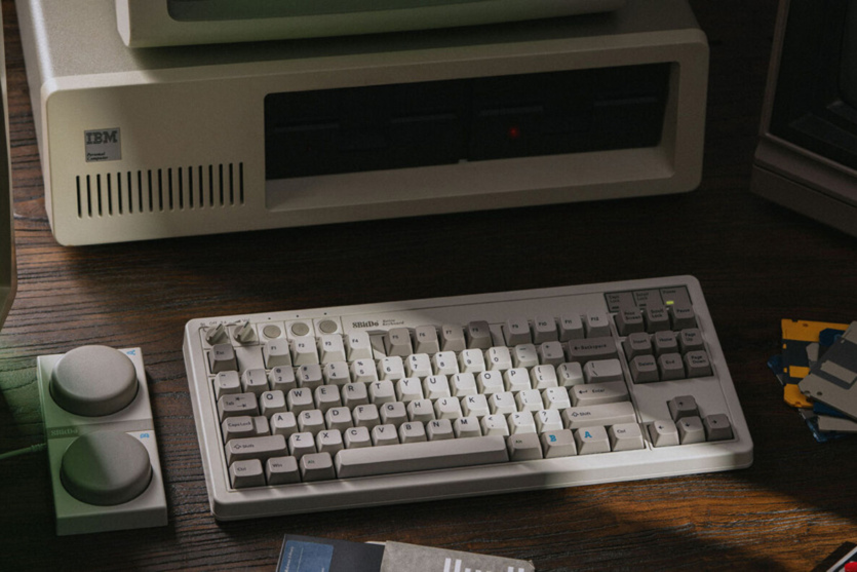 8BitDo ir izlaidusi M Edition mehānisko tastatūru - klasiskā 1985. gada IBM Model M stilā.