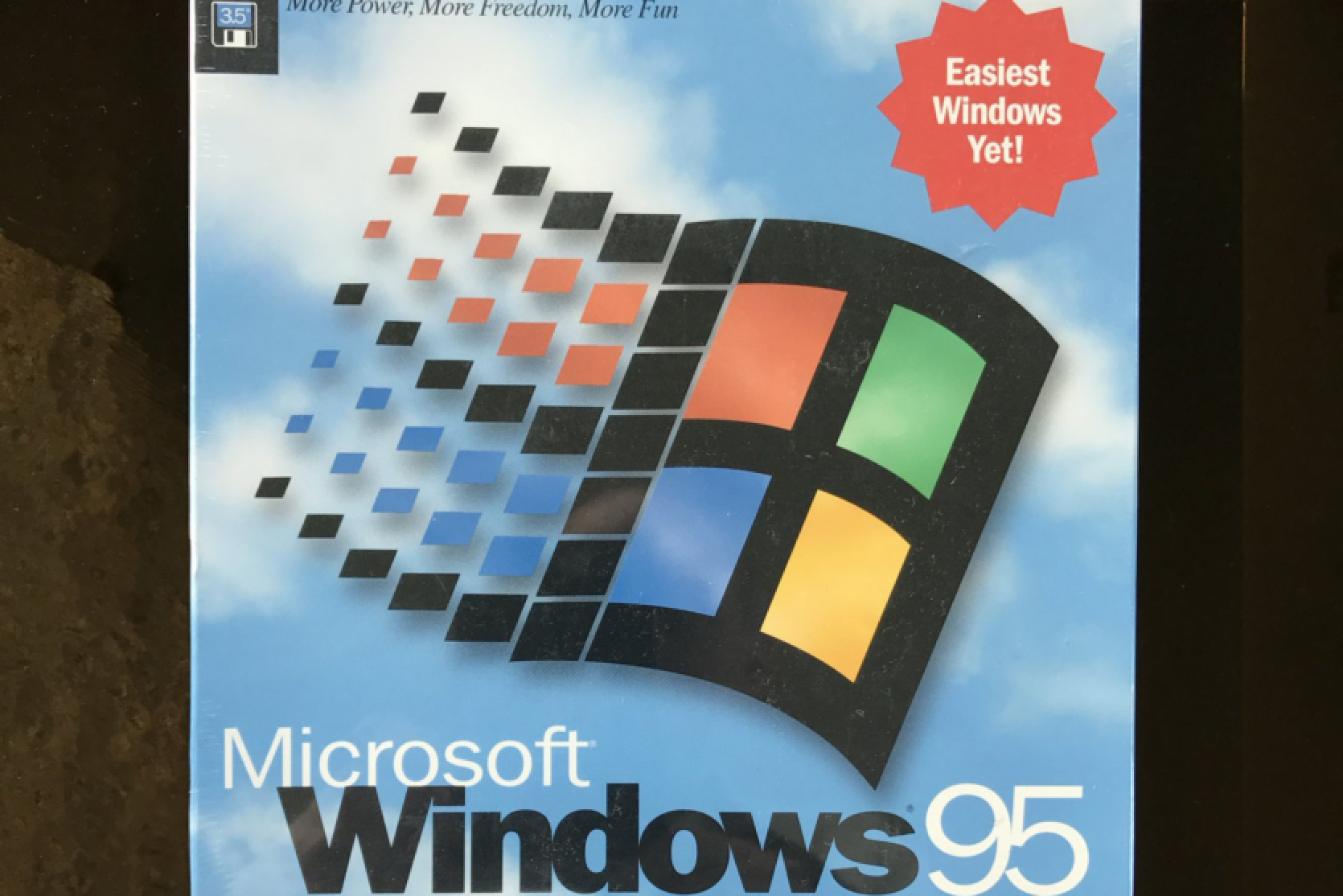 Bijušais Microsoft viceprezidents parādīja pirmo Windows 95 kopiju.