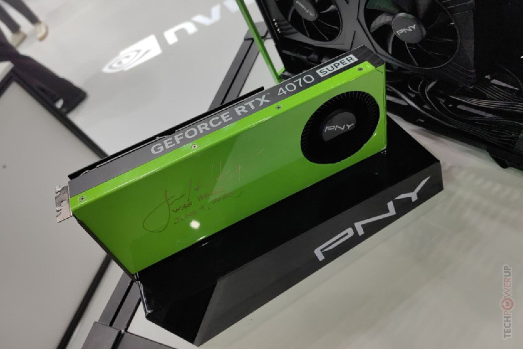 Izstādē Computex 2024 NVIDIA vadītājs Jensens Hjūangs parakstīja PNY RTX 4070 SUPER grafikas karti - tā ir zaļa un būs piemērota SFF-Ready modelim.