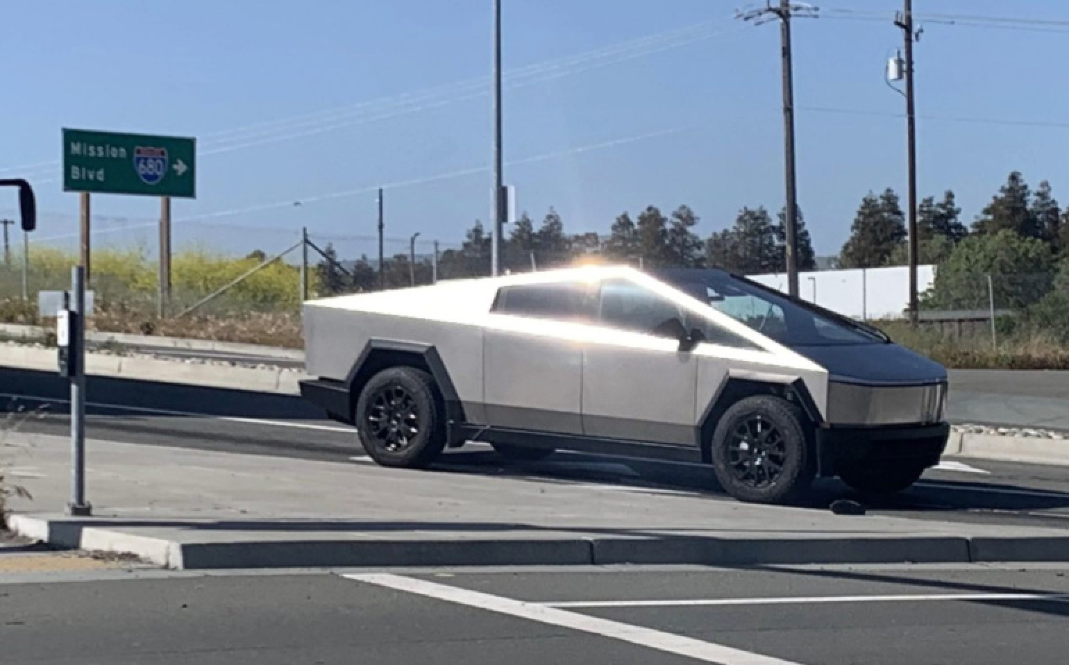 Kāds ventilators iekāpa Tesla kiberautobusā, lai pierādītu tā izturību - sasita priekšējo stiklu un izlikās, ka viss ir kārtībā.