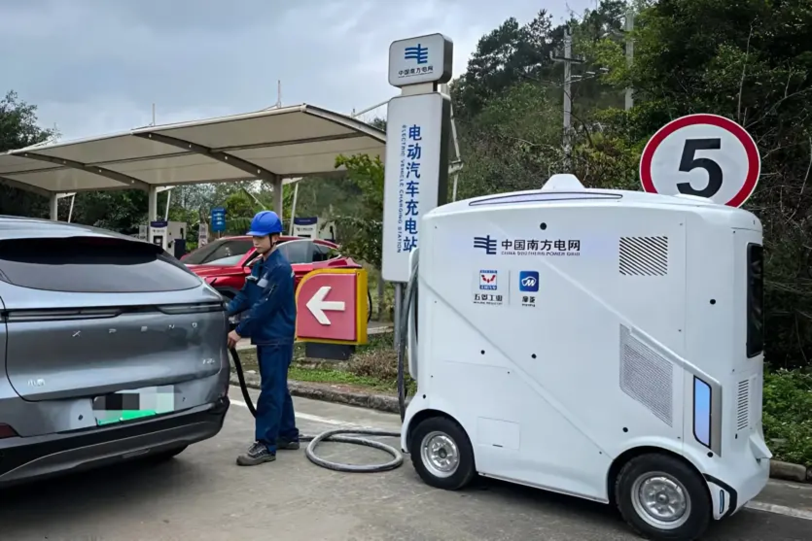 "Kanna" elektromobilim: Wuling ir izveidojis 141 kWh mobilo uzlādes staciju