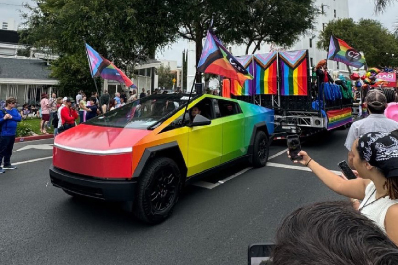 LGBTQ parādē Losandželosā piedalījās varavīksnes Tesla kiberautomobilis - kā tev tas, Ilons Masks?