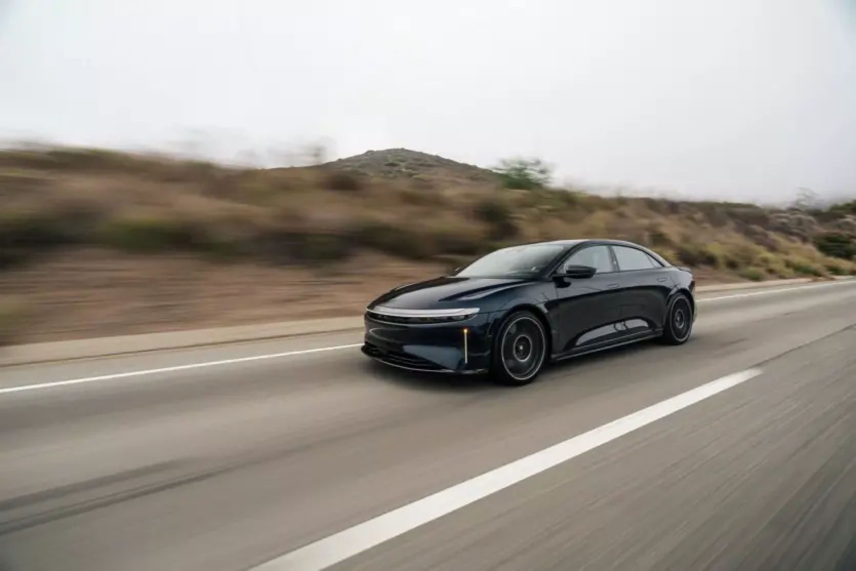 Lucid Air Sapphire ar kompozītmateriālu bruņām - pasaulē ātrākais bruņotais elektromobilis, kas līdz simtam paātrinās mazāk nekā 2 sekundēs.