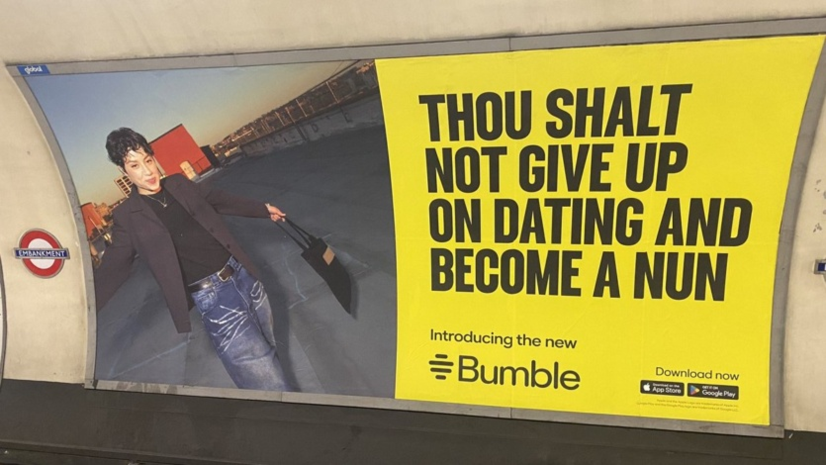 "Neesi mūķene - neatsaki randiņus". Iepazīšanās pakalpojums Bumble izvietoja "pret slavenībām vērstu" reklāmu un tagad atvainojas par to.