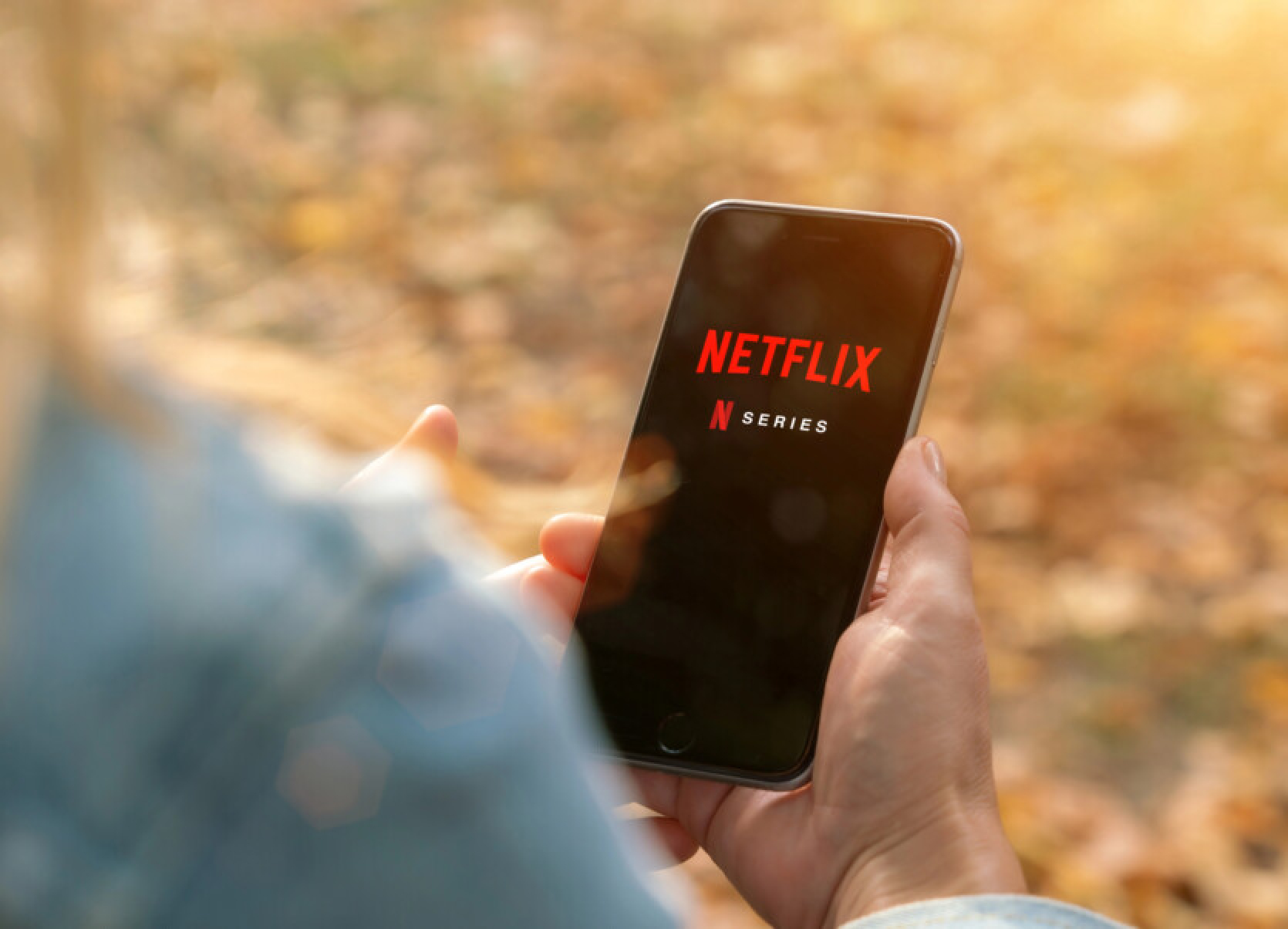 Netflix lietotne vairs neatbalstīs iOS 16 - lai to skatītos, tev būs nepieciešams iPhone XS vai jaunāki modeļi.