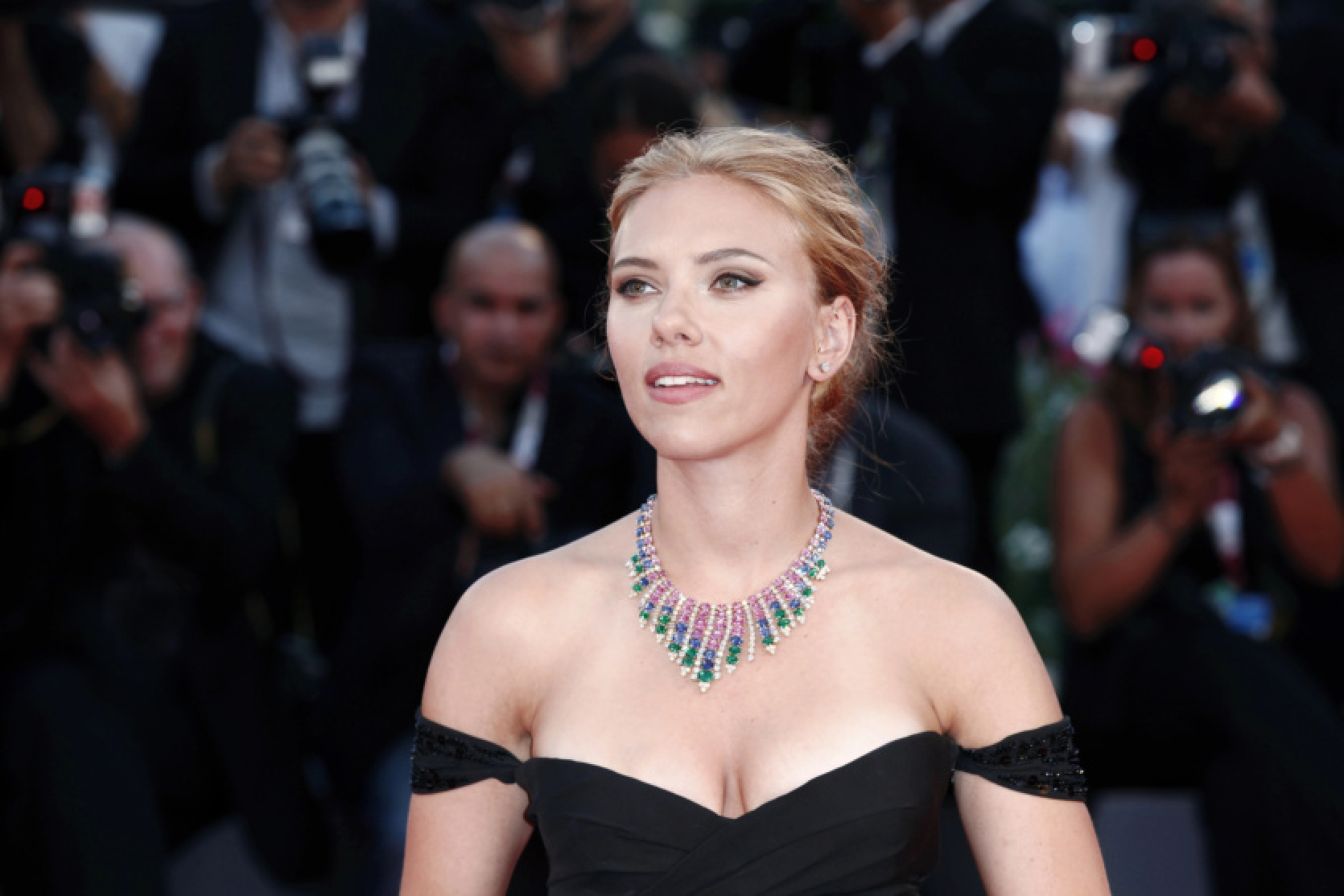 OpenAI izņems Sky "pārāk seksīgo" Scarlett Johansonei līdzīgo balsi no ChatGPT