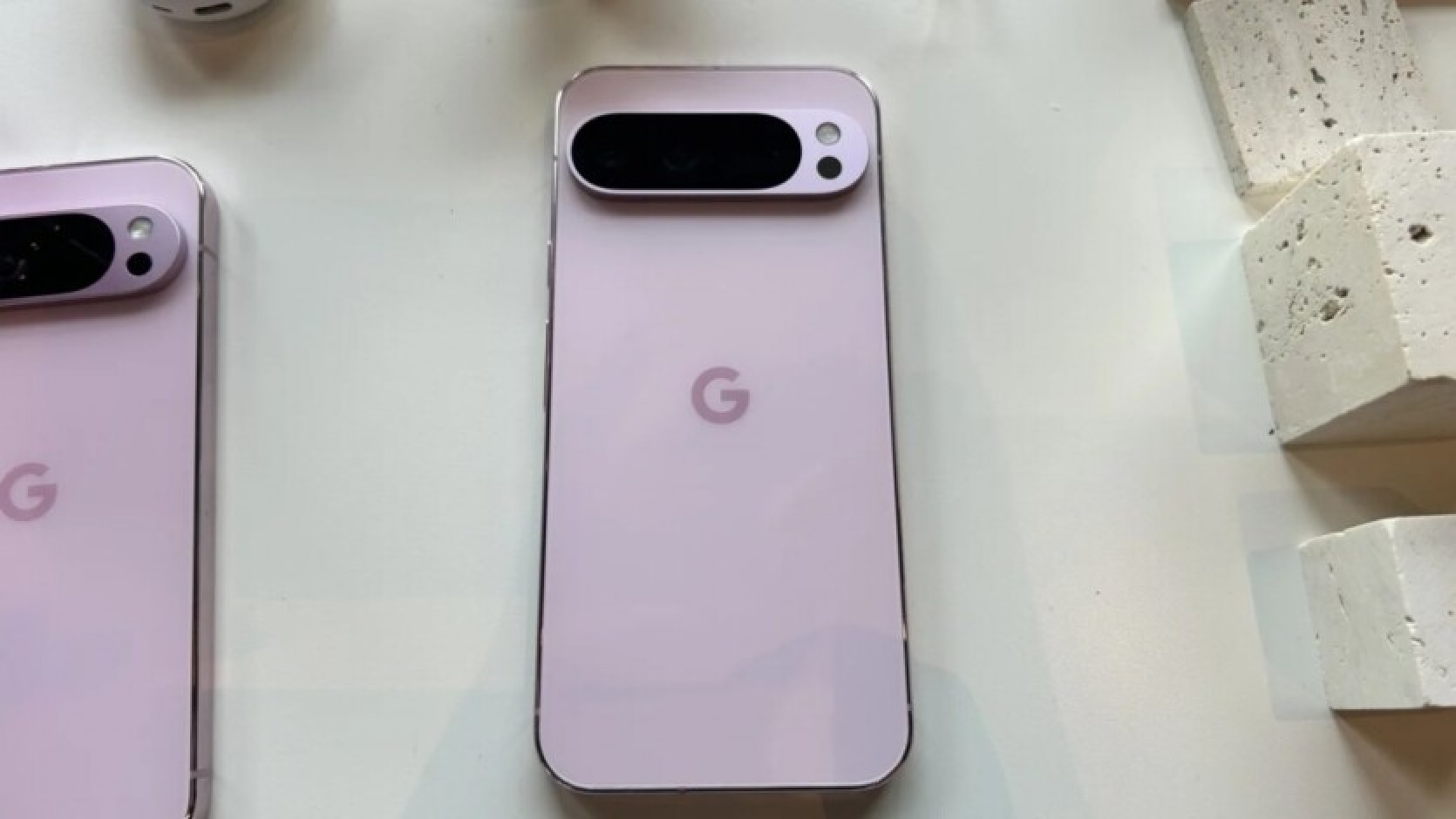 Pixel 9 Pro XL: Tensor G4 mikroshēma, 6,8 collu displejs, periskopiska kamera un cena no 1100 $